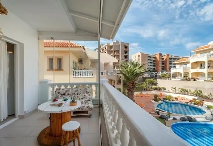 A Bright With A Pool Apartment *