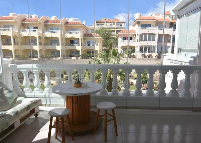 A Bright With A Pool Apartment *